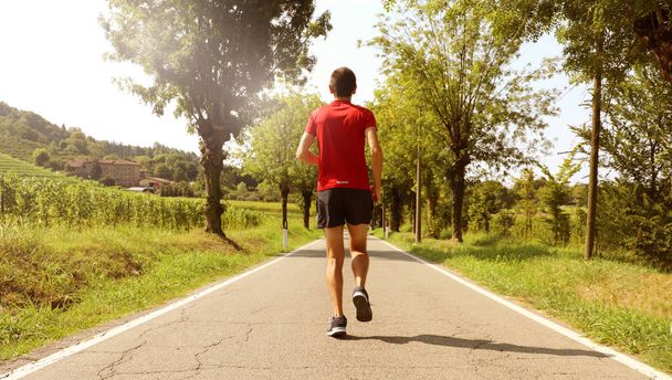 Hombre de vista trasera corriendo al aire libre
 - Foto, Imagen