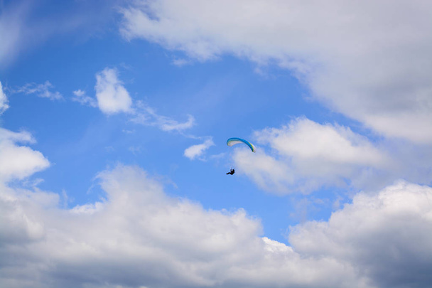空は雲でパラグライダーのビュー - 写真・画像