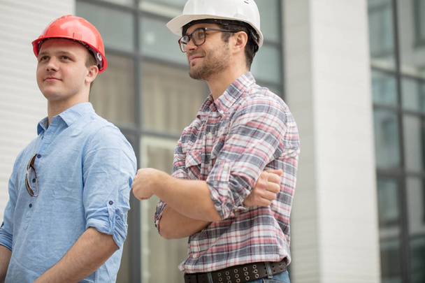 close up side view portrait. cheerful young constructors in casual outfit - Foto, immagini