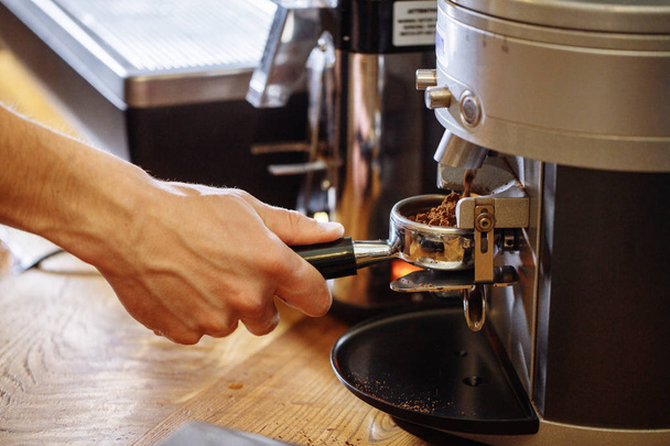 クローズ アップ画像。コーヒー ・ ハウスでコーヒーを作る - 写真・画像