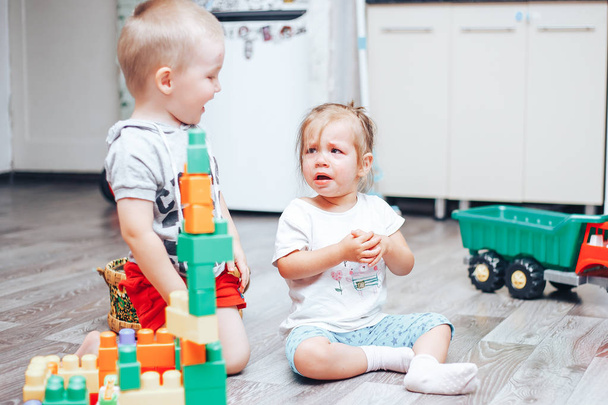 niño y niña jugar juguetes niña molesto y llorar niño sonrisa
 - Foto, Imagen
