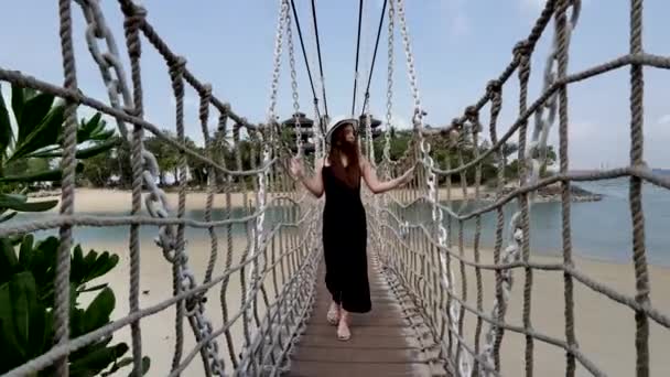 Imágenes de estilo de vida de una mujer china asiática caminando a través de un puente de cuerda
  - Imágenes, Vídeo