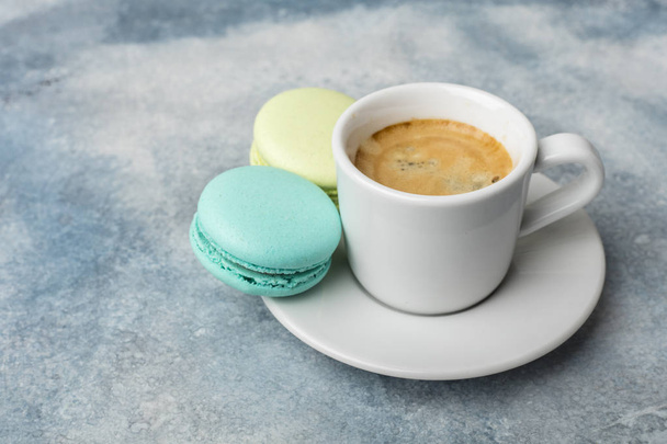 Macarons cookies with fragrant coffee. Light background - Valokuva, kuva