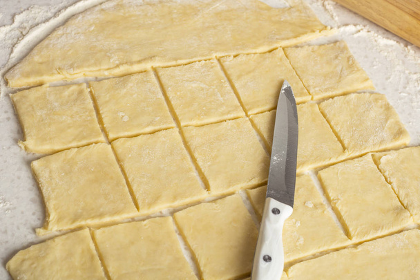 Raw puff pastry for baking. Preparation - Foto, Bild
