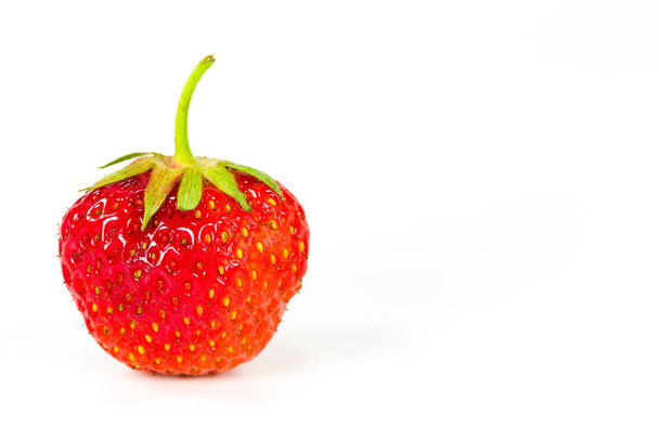 Frische Erdbeere isoliert auf weißem Hintergrund - Foto, Bild
