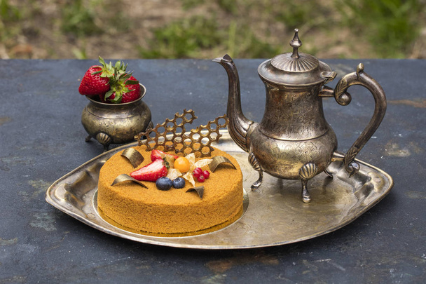 Honey cake, decorated with fresh berries. Old tea set  - Fotoğraf, Görsel
