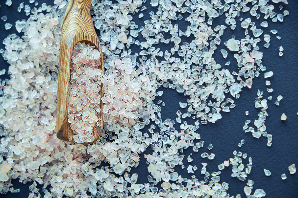 Pembe Himalaya tuz kristalleri gri bir taş üzerinde - Fotoğraf, Görsel
