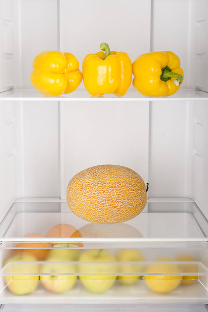 Réfrigérateur ouvert plein de fruits et légumes frais, fond d'aliments sains, nutrition biologique, soins de santé, concept de régime
 - Photo, image