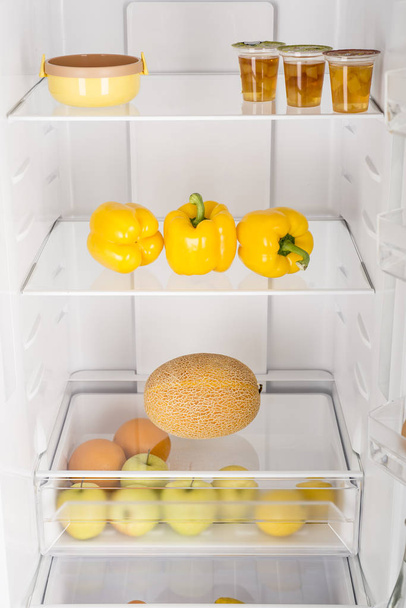 Open koelkast vol met vers fruit en groenten, gezonde voeding achtergrond, biologische voeding, gezondheidszorg, dieet concept - Foto, afbeelding