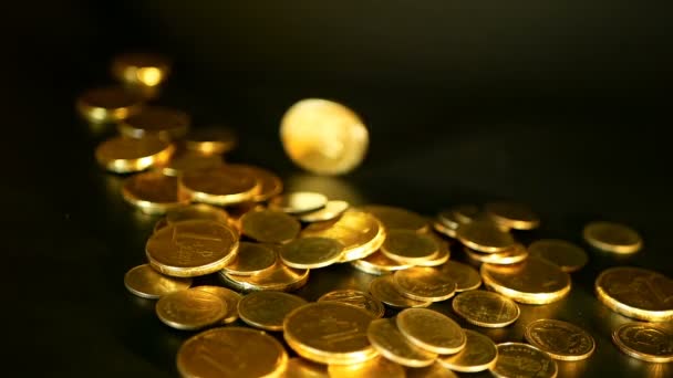 Gouden munten op zwarte achtergrond. Succes van zakelijke financiën, investeringen, aanmunting van ideeën, rijkdom, bancaire concept - Video