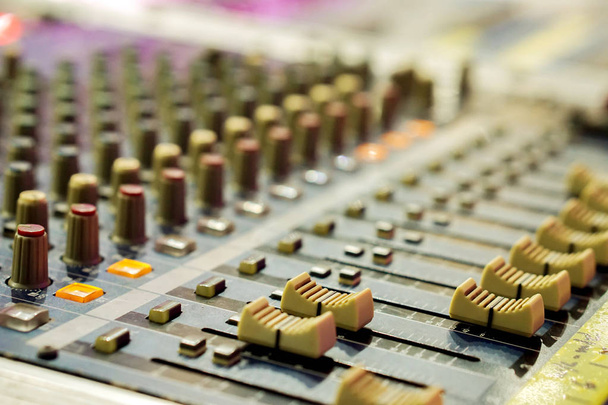 Close-up en gewas van knoppen met knop voor geluid muziek mixer control panel op onscherpe achtergrond. - Foto, afbeelding
