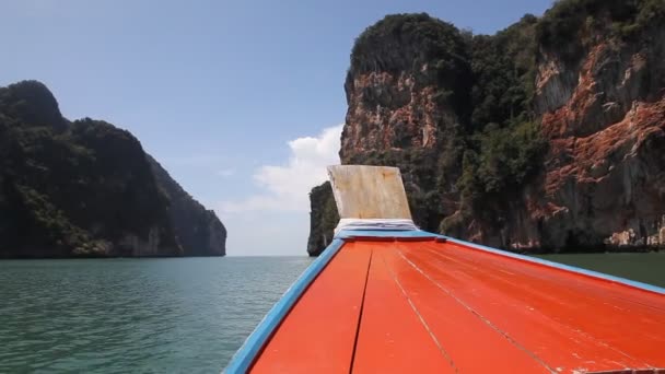 Boottocht naar tropische eilanden van Phuket, Krabi in Thailand. Groene bergen en blauw water lagune  - Video