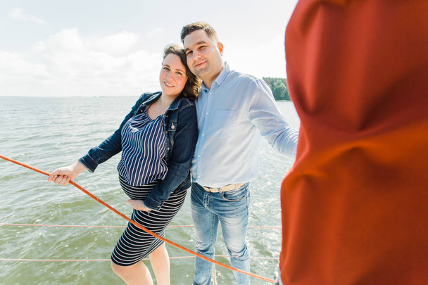 Femme enceinte avec mari sur yacht. Joyeux concept de grossesse. Jeune famille en vacances
. - Photo, image