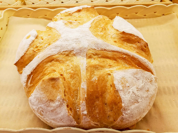 Nahaufnahme französisches Brot mit Puderzucker im Korb einer Bäckerei. - Foto, Bild