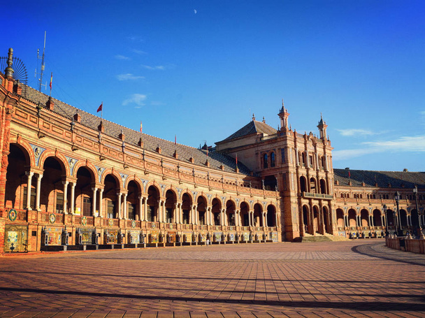 Sevilla, Španělsko - cca září 2015: stojící před pavilonem Plaza de Espana, Sevilla, Andalusie, Španělsko - Fotografie, Obrázek