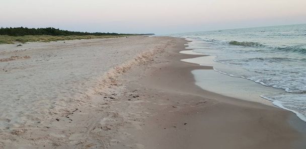Baltische Zee strand, zee, kust tijdens zonsondergang in zomers avond.  - Foto, afbeelding