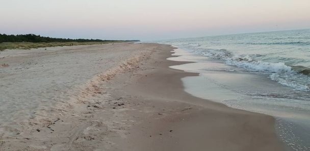 Пляжі Балтійського моря, узбережжя, берегової лінії під час заходу сонця у Саммерс вечір.  - Фото, зображення