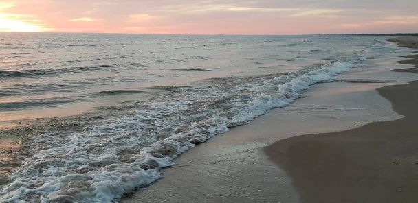 Mer Baltique plage, bord de mer, littoral au coucher du soleil en été soir
.  - Photo, image