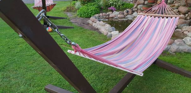 Kauniita riippumattoja valmiina rentoutumiseen ja vapaa-aikaan kesällä
 - Valokuva, kuva