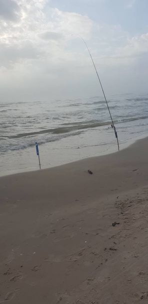 Vara de pesca na praia do Mar Báltico
 - Foto, Imagem