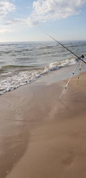 バルト海のビーチで釣り竿 - 写真・画像