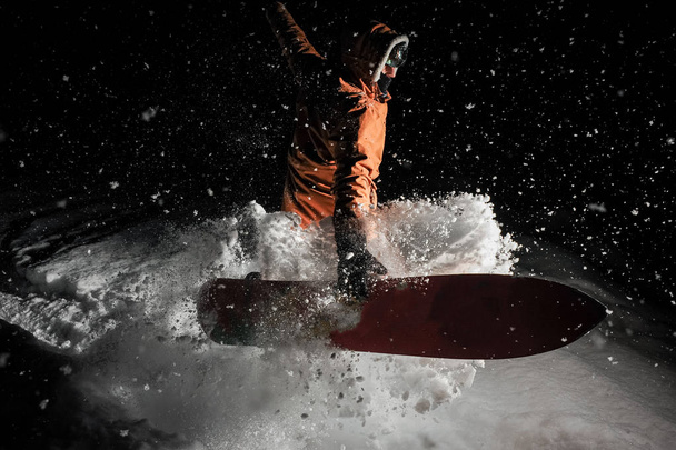 Mann springt mit dem Snowboard in den Berg in der Nacht in der Pappel Ferienort in Gudauri, Georgien - Foto, Bild