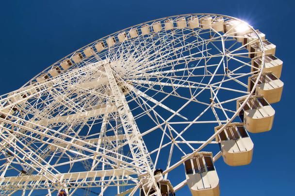 феррі колесо проти блакитного неба
 - Фото, зображення