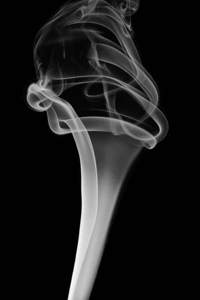witte rook op een zwarte achtergrond, abstract rook wervelingen op witte achtergrond, Vuur rook, beweging van de rook - Foto, afbeelding