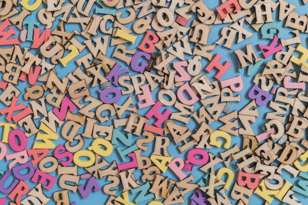 lettres en bois multicolores de l'alphabet anglais sur un fond bleu
 - Photo, image