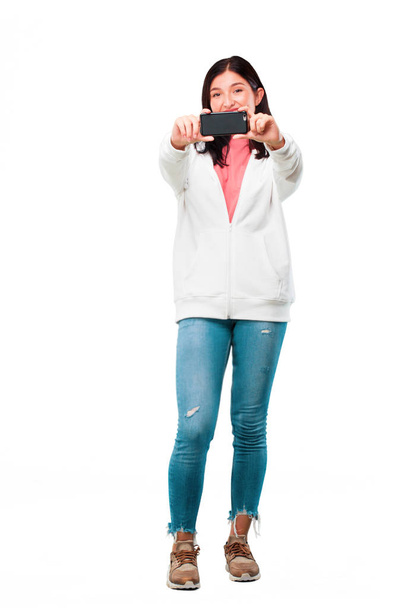 jeune jolie femme avec un téléphone à écran tactile intelligent
 - Photo, image