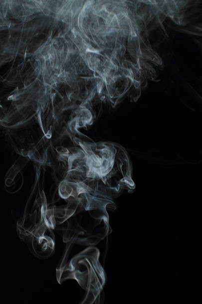 Textura de humo blanco sobre fondo negro - Foto, imagen