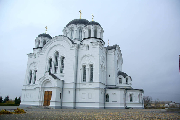黄金のドームと東ヨーロッパのベルと大きな白い石造りの教会は、神の祈りのためのキリスト教の正教会 - 写真・画像