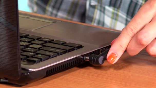 Жіночий ручний кабель живлення на ноутбук комп'ютера
 - Кадри, відео