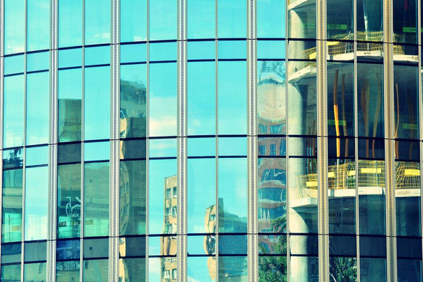 Сучасна офісна будівля на чистому фоні неба. Ретро стилізований барвистий тональний фільтр ефект
 - Фото, зображення