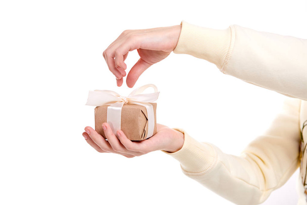 hands holding craft gift box, close-up - Φωτογραφία, εικόνα