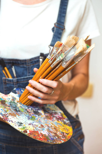 time of creativity. girl painter holds a brus - Fotoğraf, Görsel