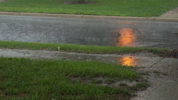 Lluvia fuerte sobre asfalto. Tormenta de verano con lluvia dura una calle de la ciudad
. - Foto, imagen