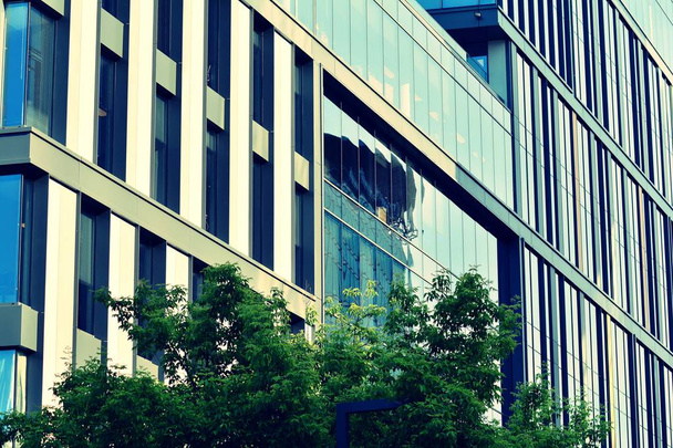 Edifício de escritório moderno em um fundo claro do céu. Efeito de filtro tonal colorido estilizado retro
 - Foto, Imagem