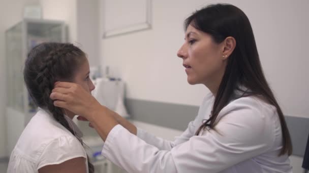 Nurse examines the ear of a girl - Кадри, відео