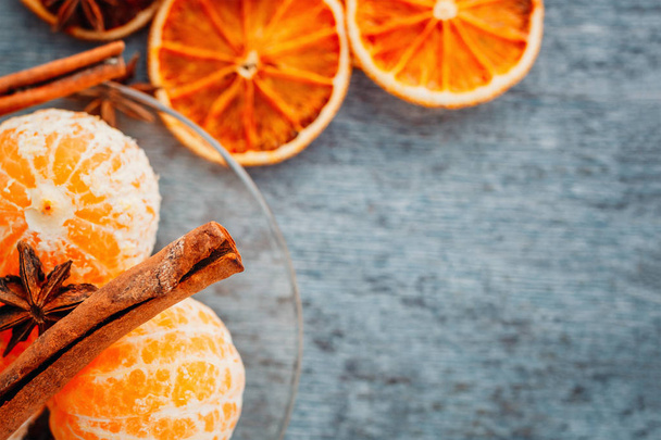 mandarins without peel, anise, cinnamon sticks and orange slices - Foto, imagen
