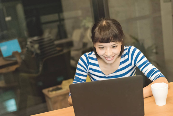 feliz mujer joven asiática usando el ordenador portátil y sentirse libre
 - Foto, Imagen