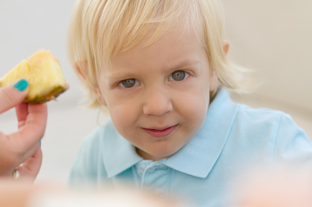 χαριτωμένο μικρό ξανθό αγόρι - Φωτογραφία, εικόνα