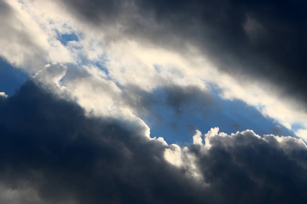 Typ i kolor nieba zależy od pory dnia, pory roku i main – Pogoda  - Zdjęcie, obraz