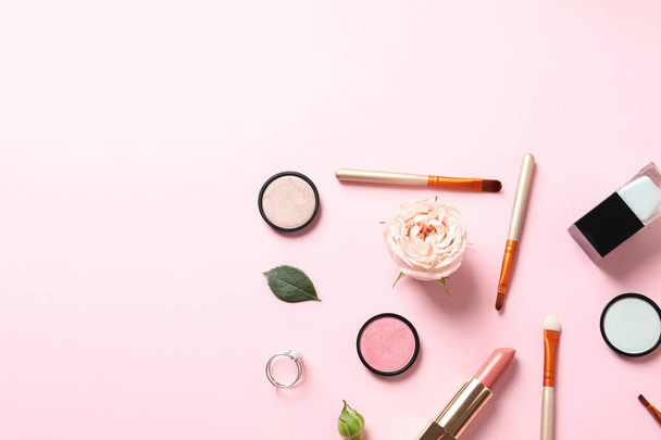 Composição de leigos planos com produtos para maquiagem decorativa em fundo rosa pastel - Foto, Imagem
