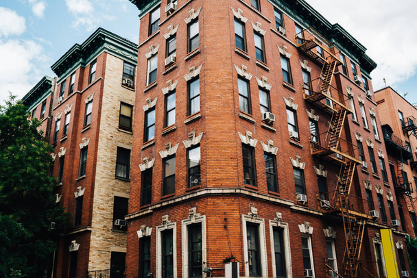 Tall vintage building with expensive apartment for rent located in brooklyn district, red stone urban architecture construction exterior with windows for residence housing on old historical street - Fotó, kép