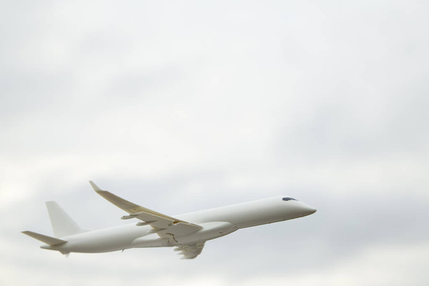 Letadla na obloze na pozadí s bílým slunci mraky - Fotografie, Obrázek