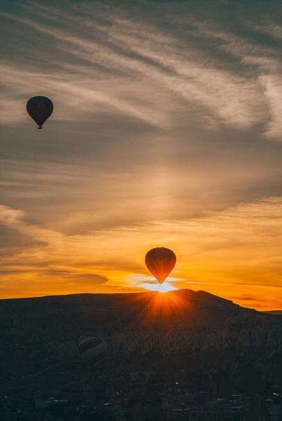 Air balloon flying over sunbeam at sunrise in Cappadocia - Foto, Imagem