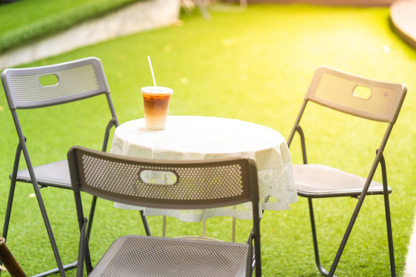 La tasse de café glacé Tard dans le jardin du café
 - Photo, image