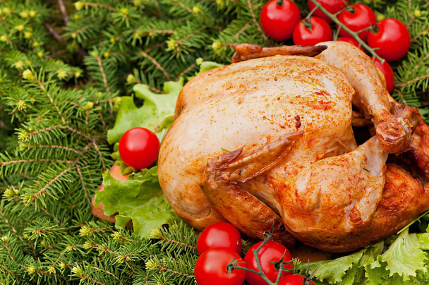 クリスマス背景にチェリー トマトと焼きたてのトルコ。グリルで調理する自然食品. - 写真・画像