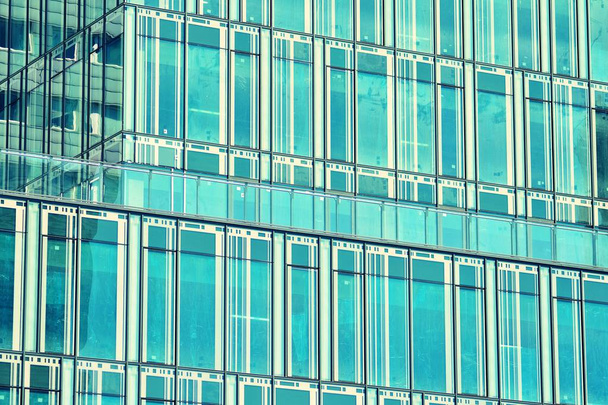 modernes Bürogebäude auf klarem Himmelshintergrund. Retro stilisierter bunter Filtereffekt - Foto, Bild